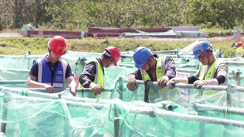 乌沙河泵闸枢纽工程现场，施工人员正在作业（胡一超 摄）